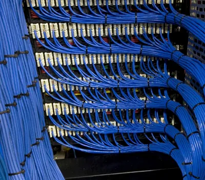 Rack organizado de cableado estructurado y conexiones de red