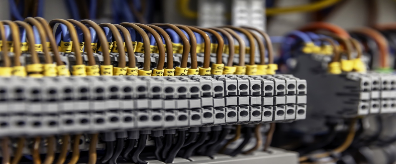 Componentes y conexiones de un tablero eléctrico empresarial